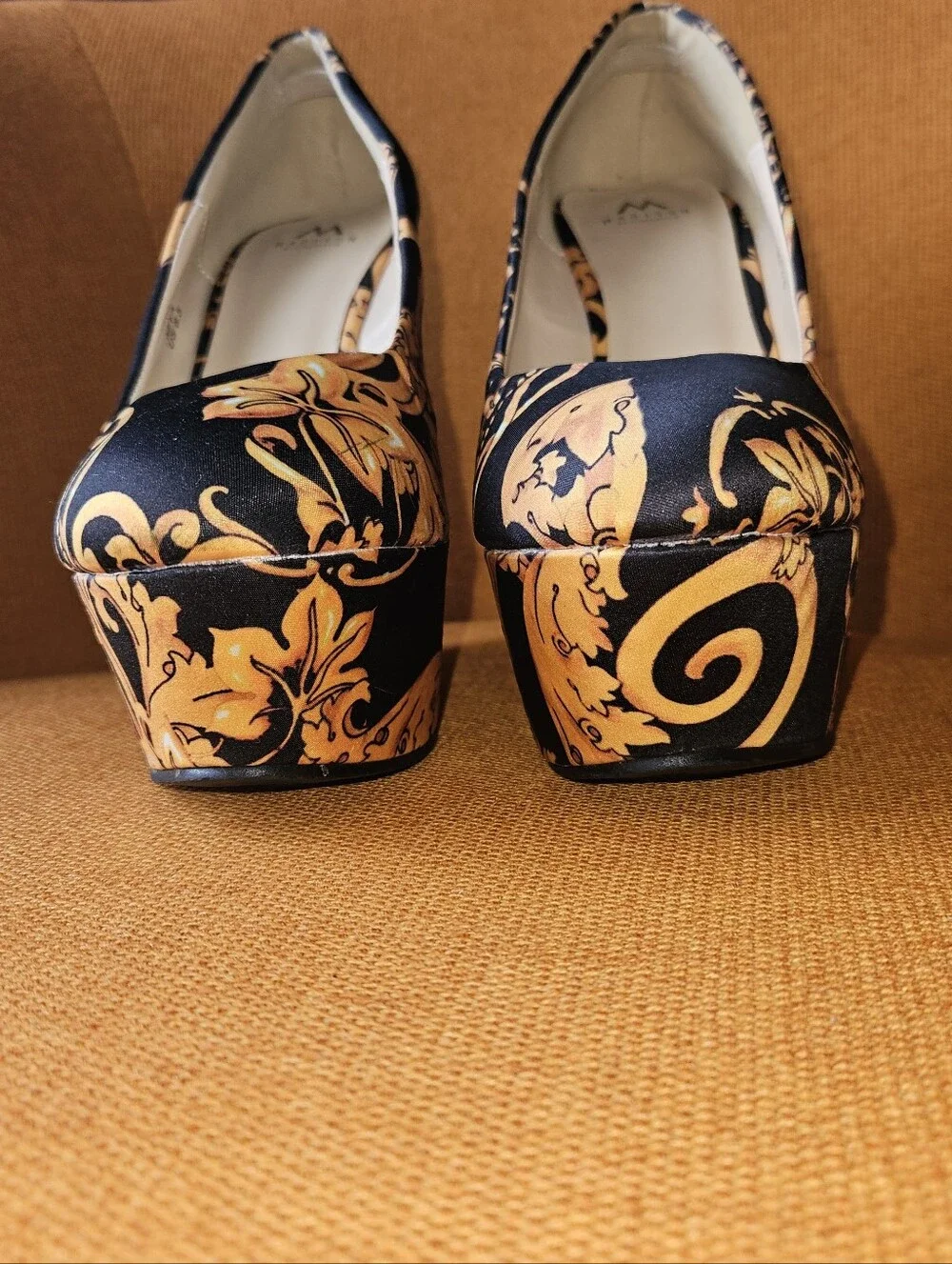 MADISON by SHOE DAZZLER Miya Platform Wedge Pumps Black and Gold Print Sz 8.5